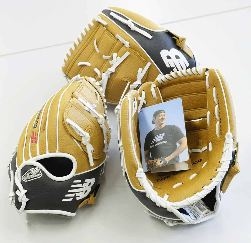 【Baseball gloves donated by Ohtani unveiled at his elementary school】